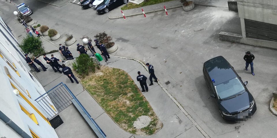 Hausbewohner droht spielenden Kindern mit Messer