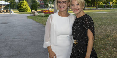 Landeshauptfrau Johanna Mikl-Leitner mit Theaterfest-Obfrau Kristina Sprenger.&nbsp;&nbsp;