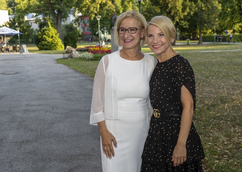 Landeshauptfrau Johanna Mikl-Leitner mit Theaterfest-Obfrau Kristina Sprenger.  