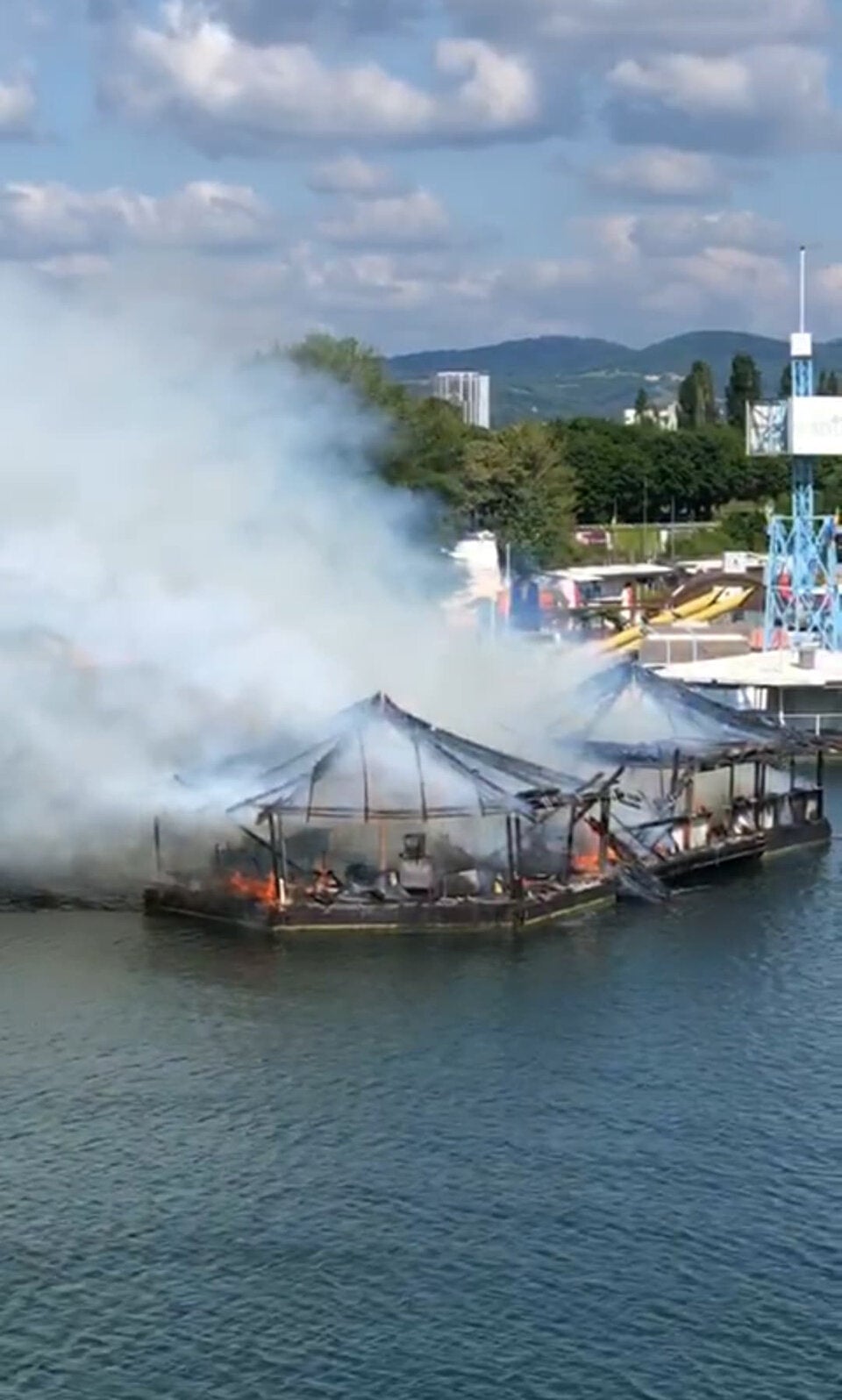 Inferno auf Donauinsel: ''Sansibar'' komplett abgebrannt