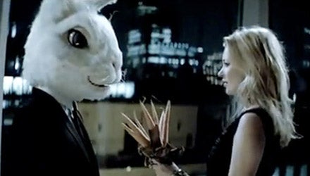 Kate Moss flirtet für Basement mit einem Hasen