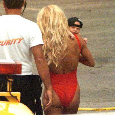 Pamela Anderson wieder in Baywatch-Badeanzug