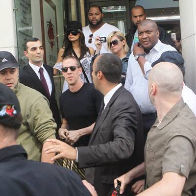 Paris Hilton mit Perücke in Paris