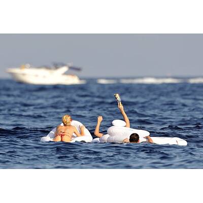 Paris Hilton - oben ohne in Italien