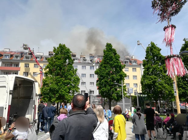 Dachbrand in Mehrparteienhaus - Fünf Verletzte