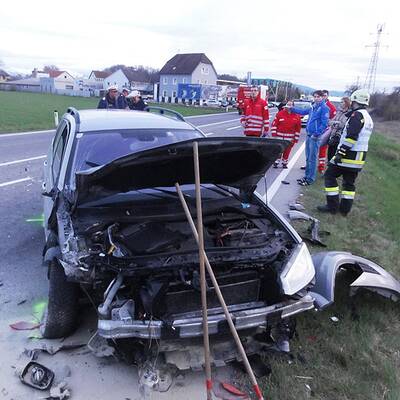 Pkw krachte in Auto von Ersthelfer