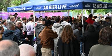 Bitte warten! Mega-Schlange vor der Stadthalle
