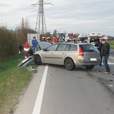 Pkw krachte in Auto von Ersthelfer