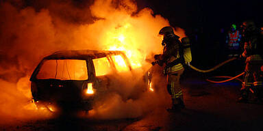 Abgestelltes Unfallfahrzeug ging in Flammen auf