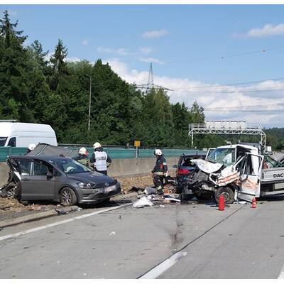 Karambolage auf A2 - Lkw kollidiert mit mehreren Pkw
