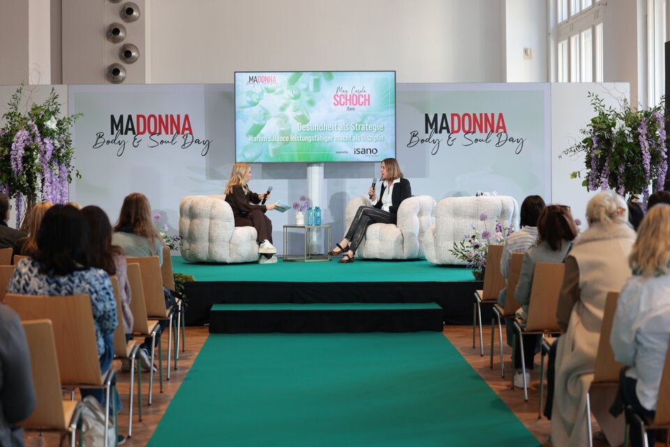 Mag. Carola Schoch zeigt, warum nachhaltige Gesundheit nicht aus Disziplin, sondern aus intelligenter Balance entsteht. Im Fokus stehen Stoffwechsel, Energie und mentale Klarheit als zusammenhängendes System. Sie erklärt, wie Bewegung als Regulation statt als zusätzlicher Stress wirkt und warum kleine, kluge Entscheidungen langfristig wirksamer sind als radikale Programm. 