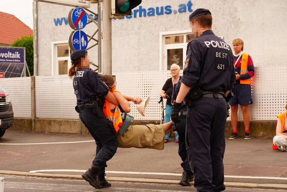 Klima-Kleber blockierten erneut Straßen