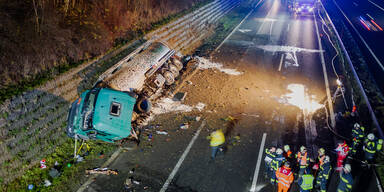 Gefahrengut-Lkw kippt um - A8 gesperrt