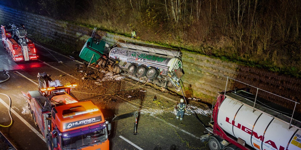Gefahrengut-Lkw kippt um - A8 gesperrt