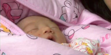 Stewardessen bringen Baby zur Welt