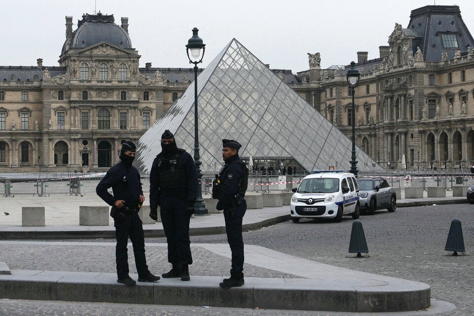 Louvre-Überfall: Video zeigt Juwelen-Diebstahl