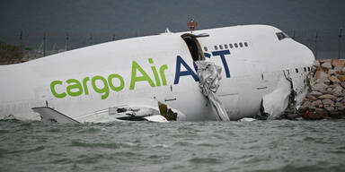 Boeing st&uuml;rzt nach Crash-Landung ins Meer: 2 Tote