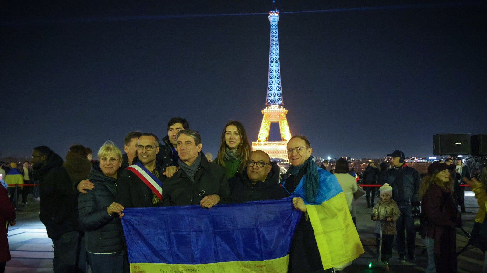 Eiffelturm leuchtet in ukrainischen Nationalfarben Kép