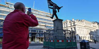 Pl&ouml;tzlich aufgetaucht: Banksy-Statue verbl&uuml;fft London