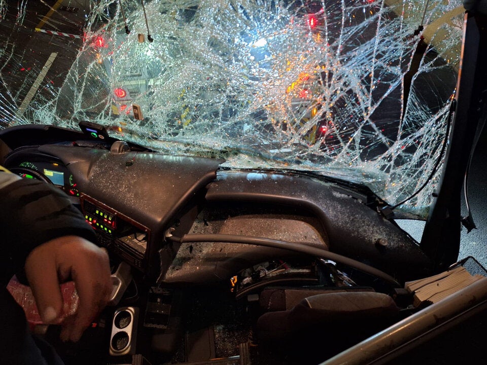 Reisebus fuhr auf A2 auf Gefahrenguttransporter auf - Vier Verletzte