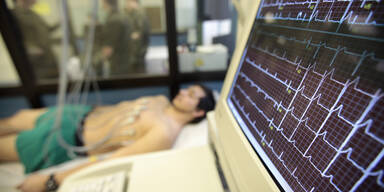 Eine EKG-Messung an einem jungen Mann im Rahmen seiner Musterung in der Wiener Stellungskommission.&nbsp;&nbsp;