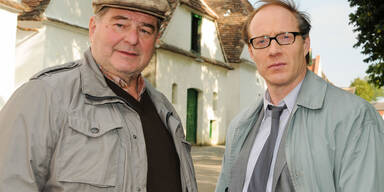 Erwin Steinhauer (li) und Simon Schwarz w&auml;hrend des Drehs der f&uuml;nften "Polt"-Verfilmung in den Weinbergen, kurvige Stra&szlig;en und engen313 Kellergassen des Weinviertel.&nbsp;