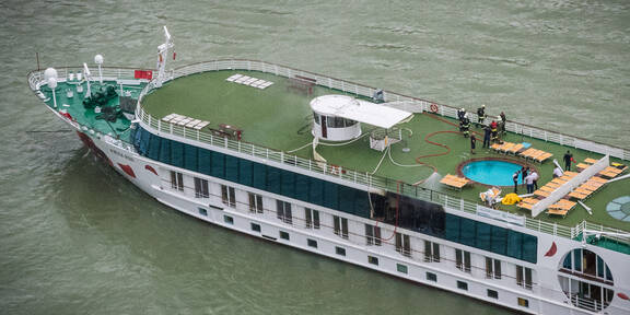 Drama auf Donauschiff: Deutsche stürzt in den Tod