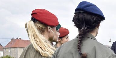 Bei weiblichen Soldaten ist ein Pferdeschwanz erlaubt.