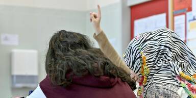 Schülerin mit Kopftuch