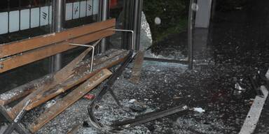 Besch&auml;digte Haltestelle.