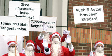 Eine Demonstration des Arbeitskreis der Automobilimporteure unter dem Titel "Weihnachtsm&auml;nner demonstrieren gegen die von Ministerin Gewessler angek&uuml;ndigten Baustopps verschiedener Infrastrukturprojekten" am Freitag, 17. Dezember 2021.