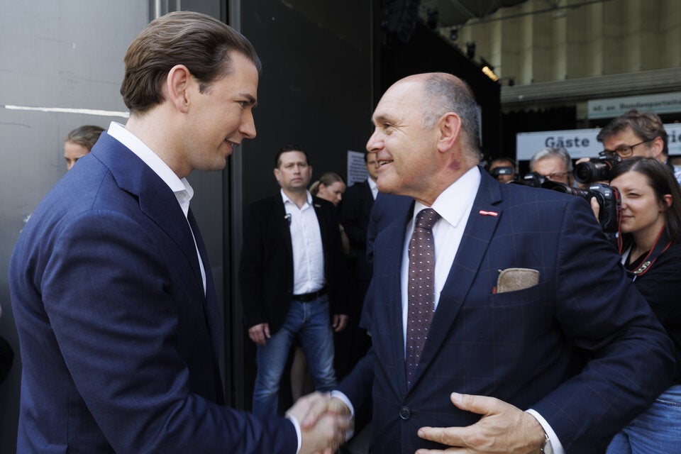 Alt-Kanzler Sebastian Kurz (links) und Nationalratspräsident Wolfgang Sobotka (ÖVP) anl. des 40. außerordentlichen Bundesparteitags der ÖVP am Samstag, 14. Mai 2022, in Graz. 