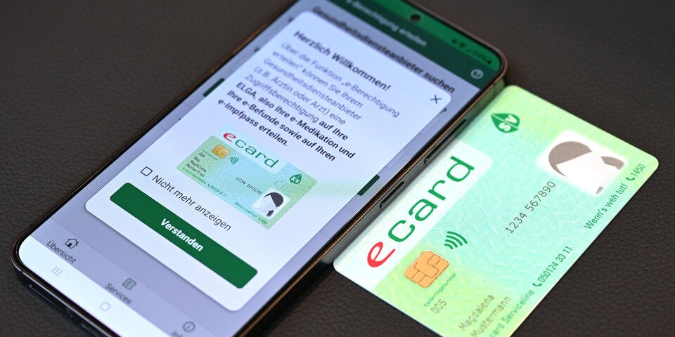 Bisher konnte das Handy nur als E-Card-Reader verwendet werden - ab sofort kann die E-Card direkt aufs Handy. 
