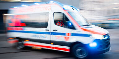 Mit Sommerreifen bei Gl&auml;tte: Wiener aus Auto geschleudert