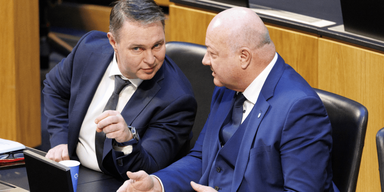 Bundesparteiobmann Christian Stocker (ÖVP) und SPÖ-Vorsitzender Andreas Babler (SPÖ) im Februar 2025 bei einer Nationalratssitzung im Parlament.  