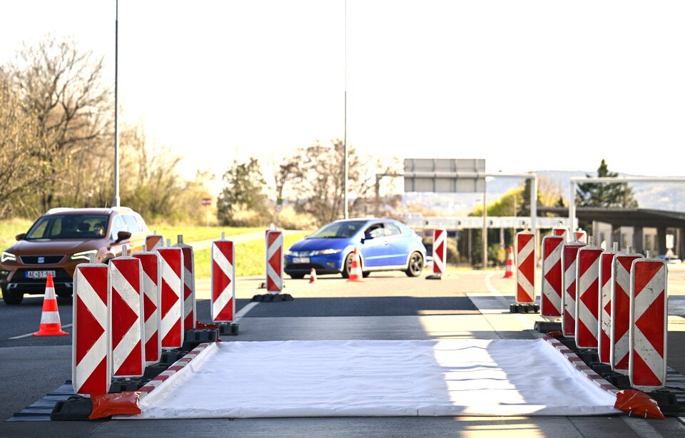 Ein Seuchenteppich am Grenzübergang Klingenbach-Sopron