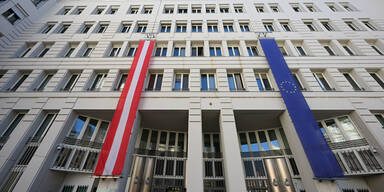 Polizei stoppt Nackt-Protest vor Innenministerium