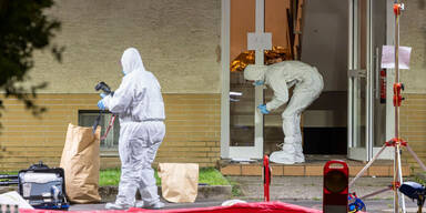 Bad Nauheim: Die Spurensicherung der Polizei arbeitet an einem Tatort, nachem zwei Männer erschossen worden.