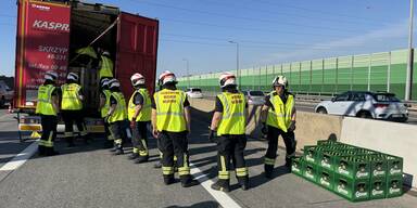 Lkw in Schieflage: Bierkisten-Drama auf der A2