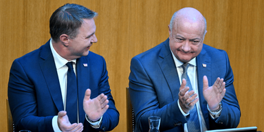 Vizekanzler Andreas Babler (SPÖ) und Bundeskanzler Christian Stocker (ÖVP) im Rahmen einer Sondersitzung des Nationalrates mit Budgetrede am Dienstag, 13. Mai 2025, im Parlament in Wien. 