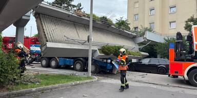 Br&uuml;cke in Linz eingest&uuml;rzt &ndash; zwei Schwerverletzte befreit