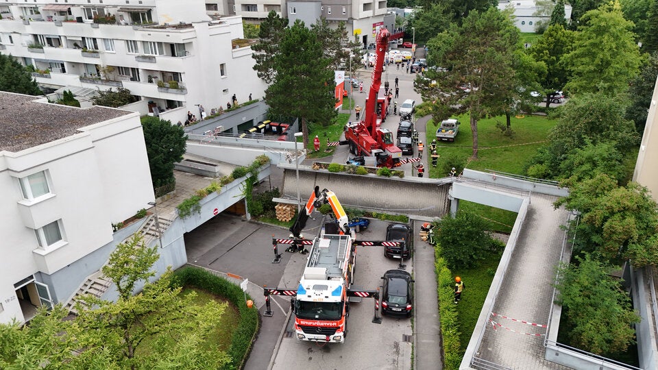 Brücke in Linz eingestürzt – zwei Schwerverletzte befreit