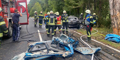 Pkw kracht in Baum und geht in Flammen auf - Lenker tot