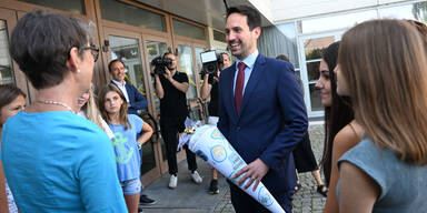 Minister Wiederkehr will mehr Kontrolle bei Schüler-Laptops