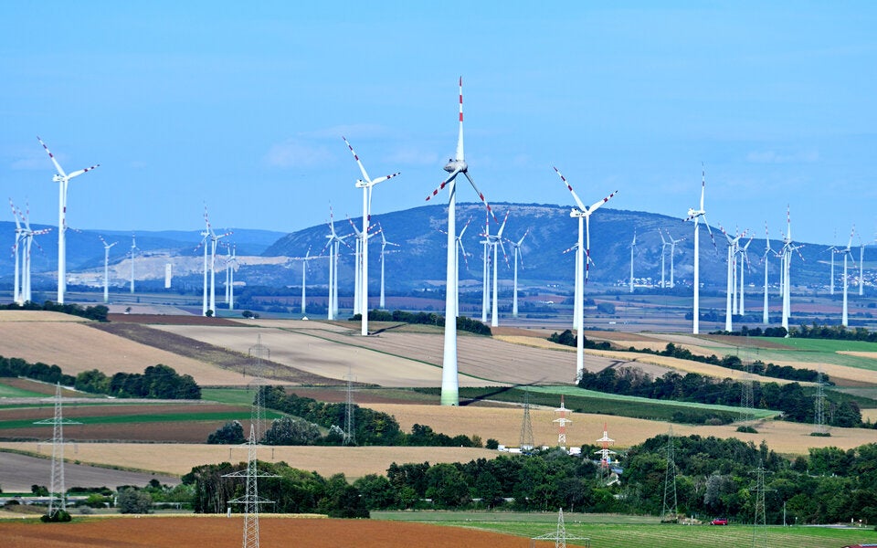 Im Bild Windräder im Raum Bruck an der Leitha.