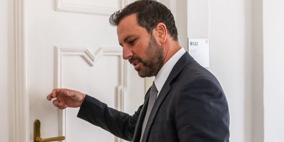 Der Tiroler SPÖ-Landtagsabgeordnete und ehemalige Landesparteivorsitzende Georg Dornauer am Montag, 03. Oktober 2022, anl. der Sondierungsgespräche zwischen ÖVP und SPÖ nach der Landtagswahl in Innsbruck.  