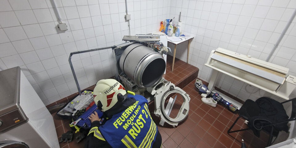 mädchen waschmaschine