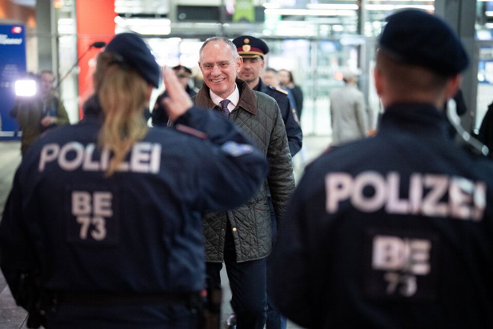 Innenminister Karner bei Polizei-Aktion am Hauptbahnhof