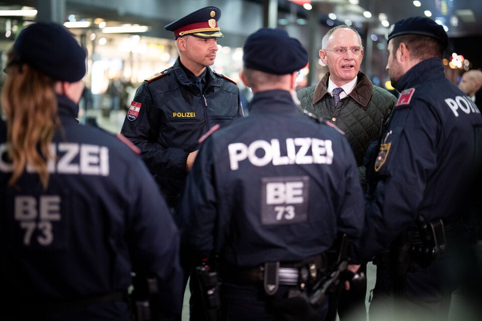 Innenminister Karner bei Polizei-Aktion am Hauptbahnhof