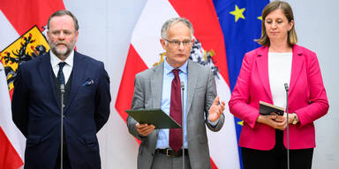 Staatssekretär Sepp Schellhorn (NEOS), Finanzminister Markus Marterbauer (SPÖ) und Sts. Barbara Eibinger-Miedl (ÖVP) anlässlich einer Pressekonferenz im Rahmen der Verhandlungen zum Stabilitätspakt zwischen Bund und Ländern am Freitag, 28. November 2025, in Wien.&nbsp;&nbsp;